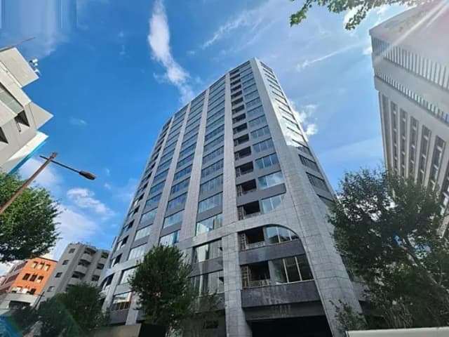 快晴の日に撮影された現代的なオフィスビル外観、都市の高層建築と青空