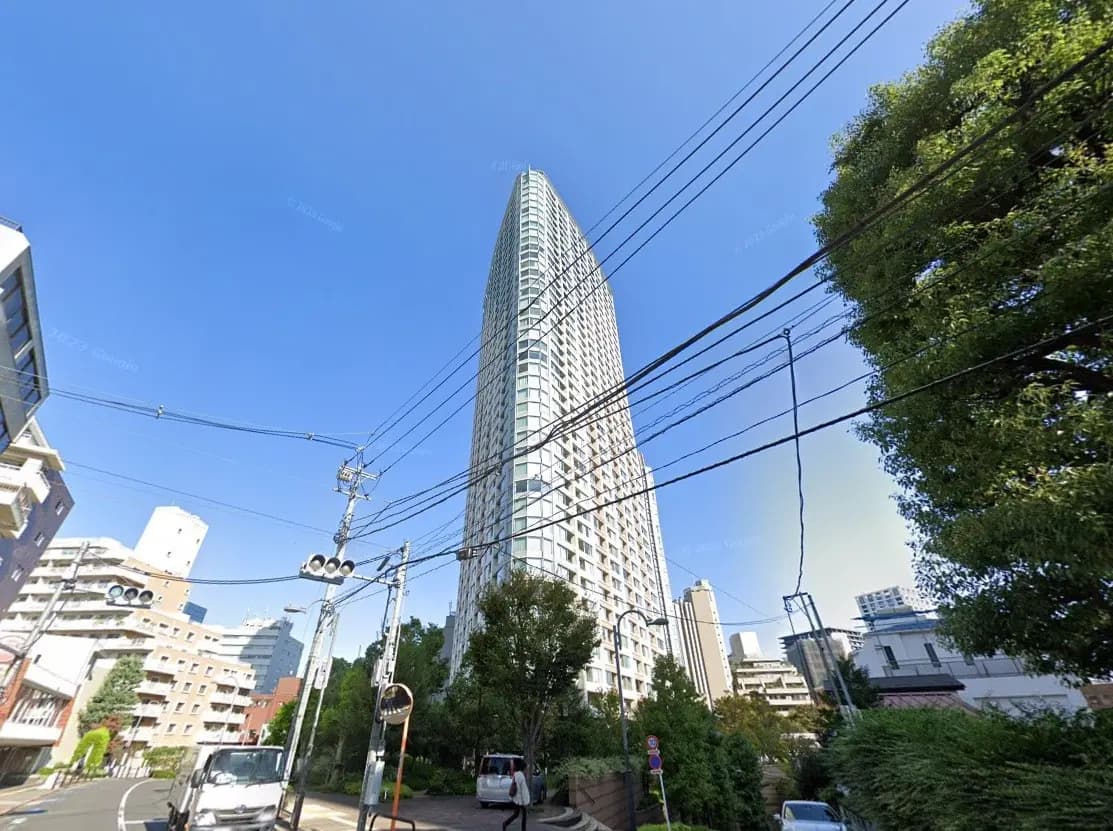 都市の風景、高いビルディング、晴れた空、通りと電線