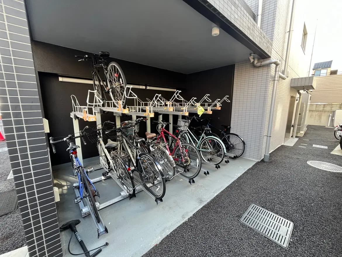 都市型マンションの屋外自転車駐輪場、整理された収納とスペースの有効活用、清潔感のあるデザイン