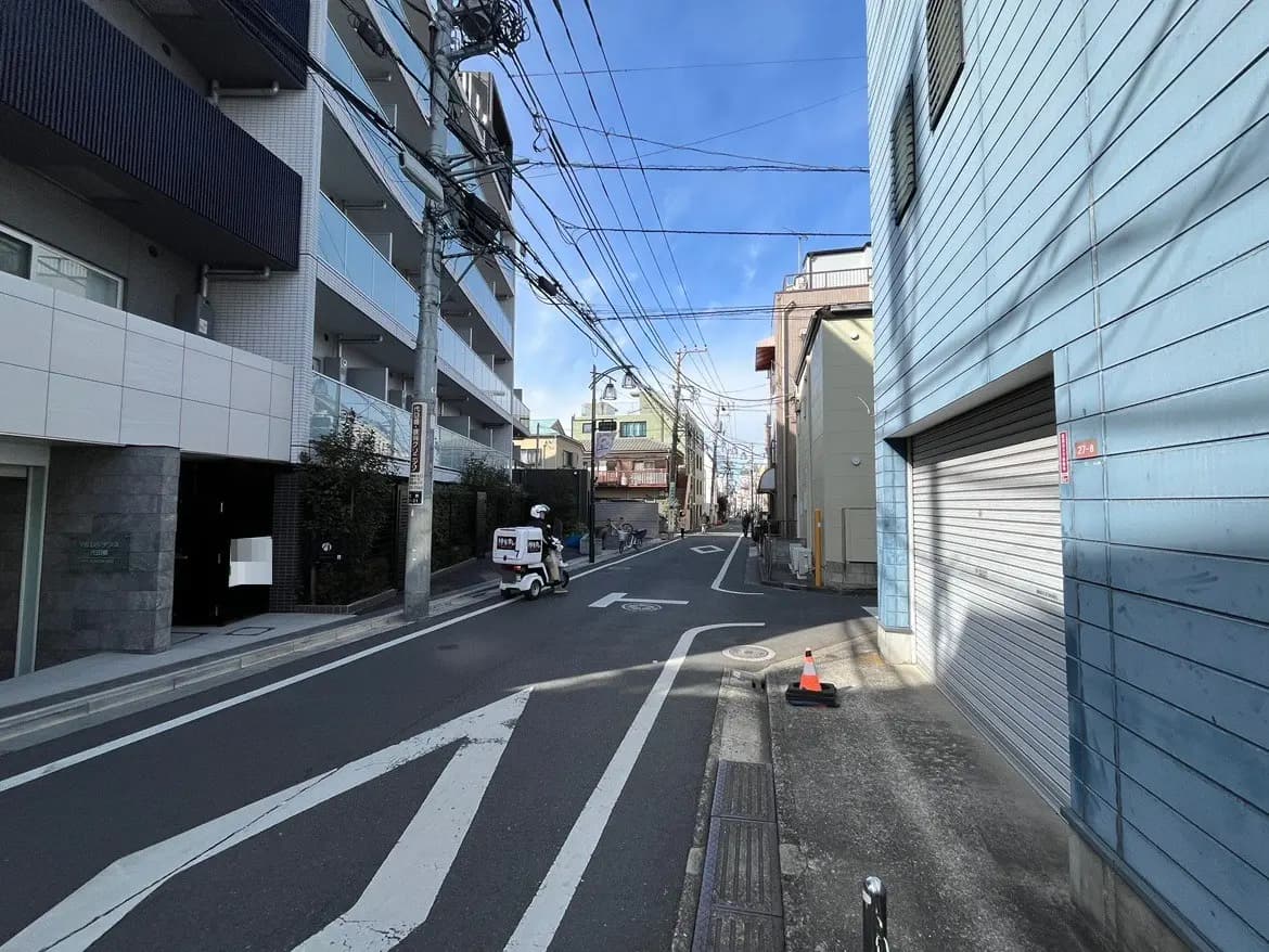 日本の都市の道路と建物、晴れた日の都市風景、電柱と配線がある景色