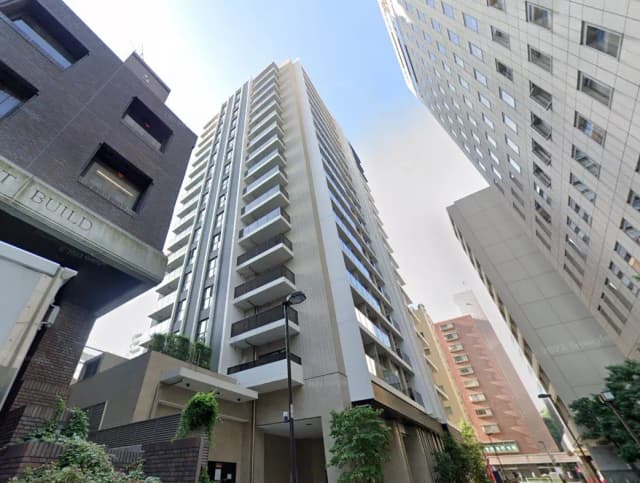 都市の高層マンション、現代建築、青空に映えるビルのファサード