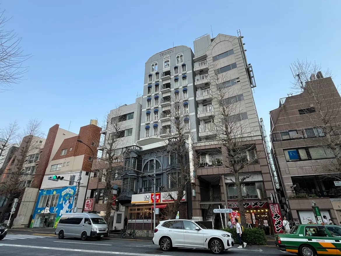 日本の都市の風景、建物、レストラン、通り、自動車、青空