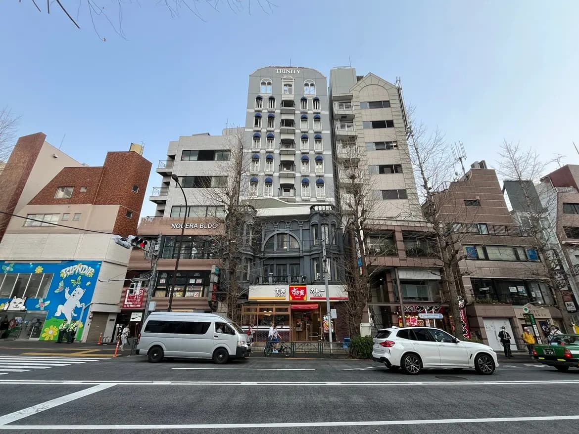 都市の風景、様々な建築スタイルのビル並みと通り、晴れた日の日中