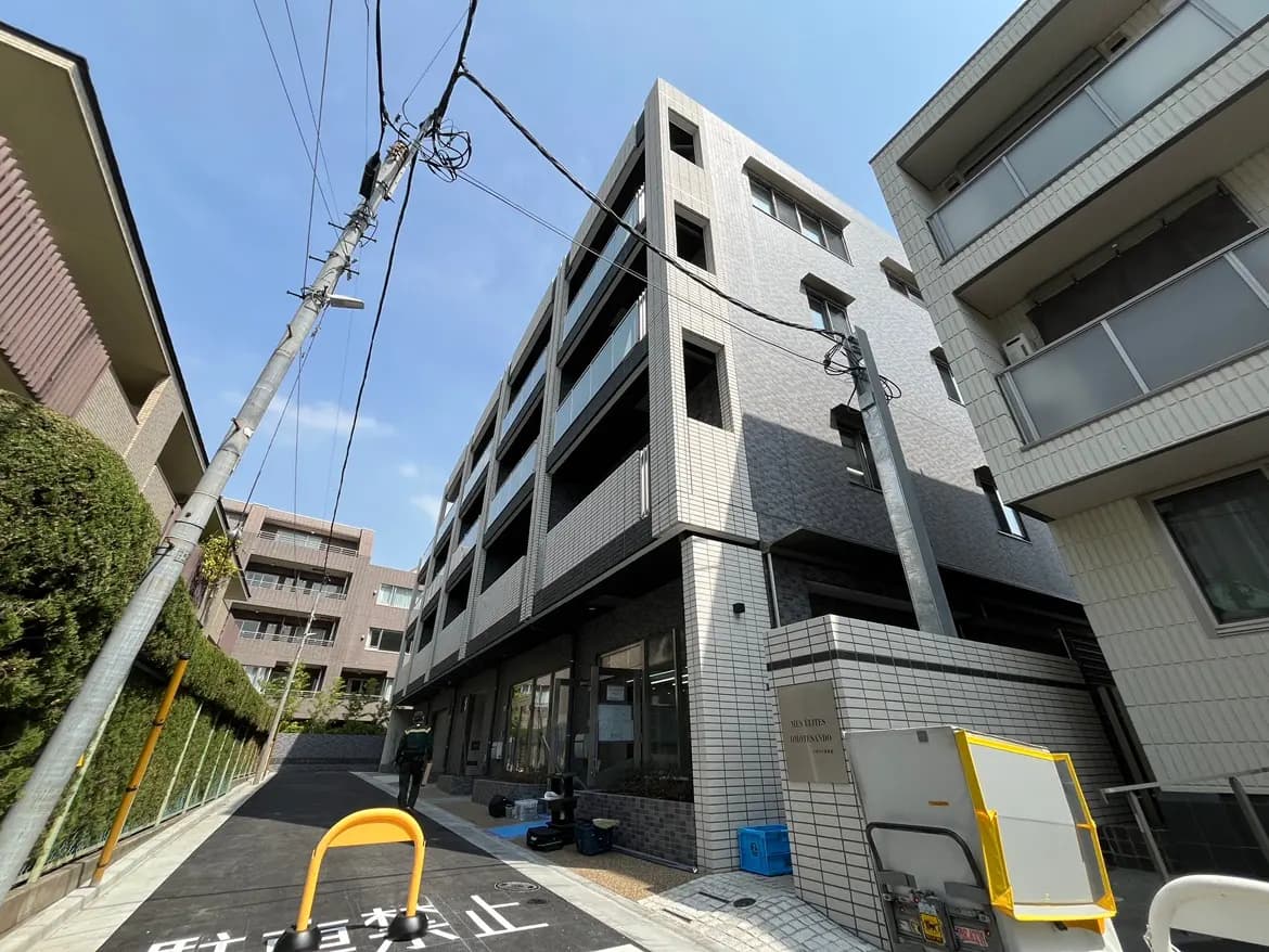 都会的な景観を持つ現代的な商用ビル、晴れた日の青空と歩行者の通り