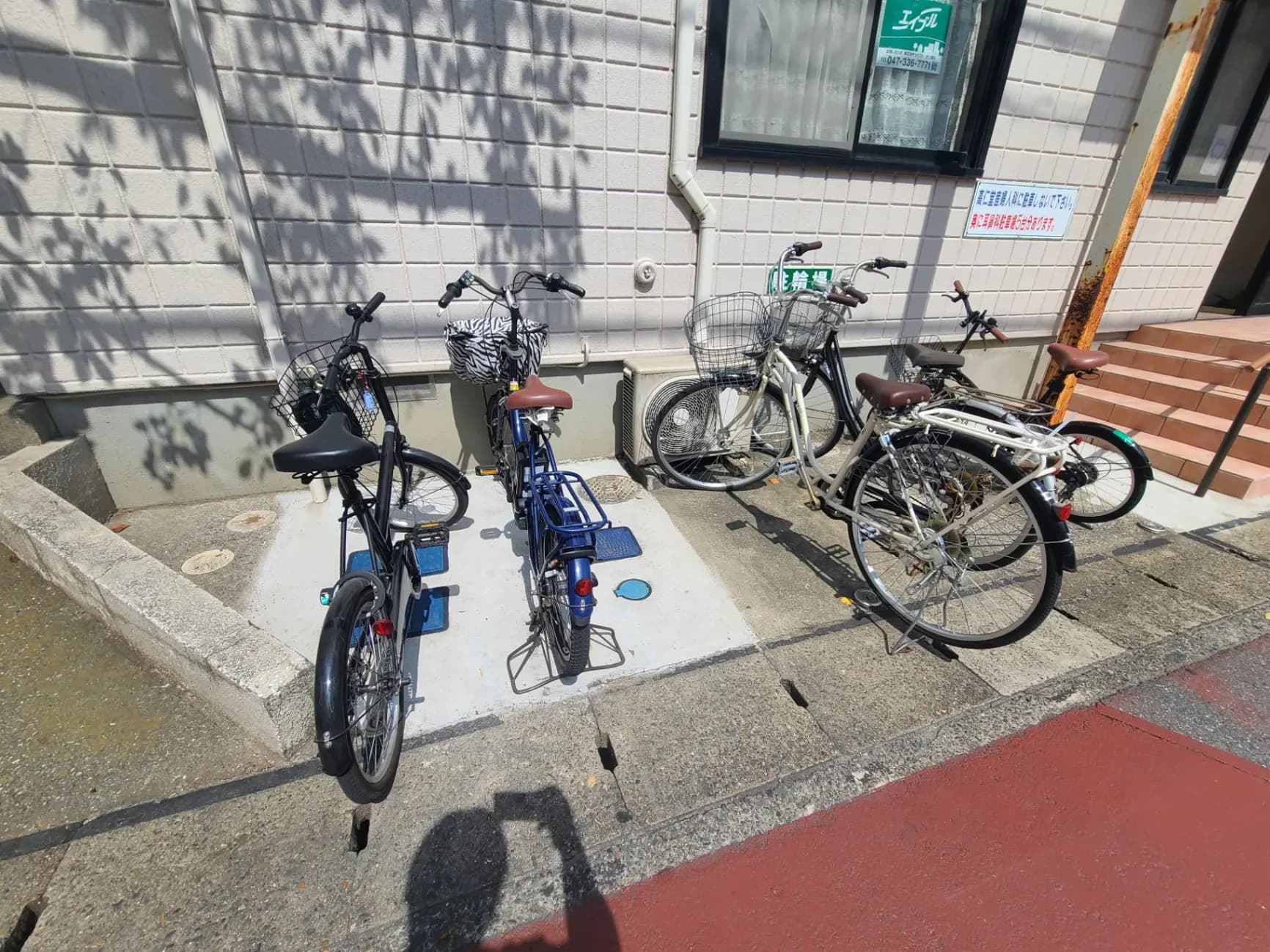 物件の駐輪スペースがある外観