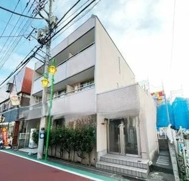 - 住宅街にあるモダンな外観の集合住宅、清潔感のあるデザインと周囲の街並みが映える風景