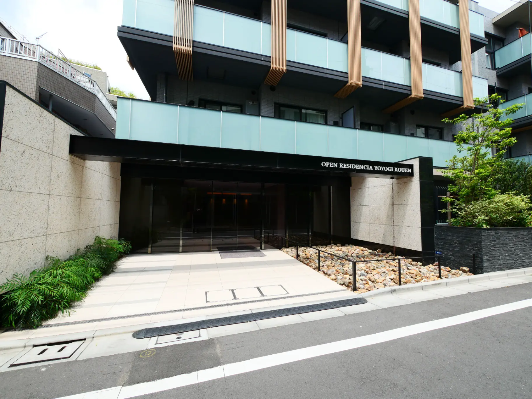 モダンな外観の高級マンションエントランス、代々木公園の近く
