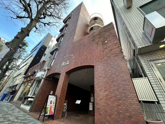 レンガ造りの外観とアーチ型のエントランスが特徴的なビル