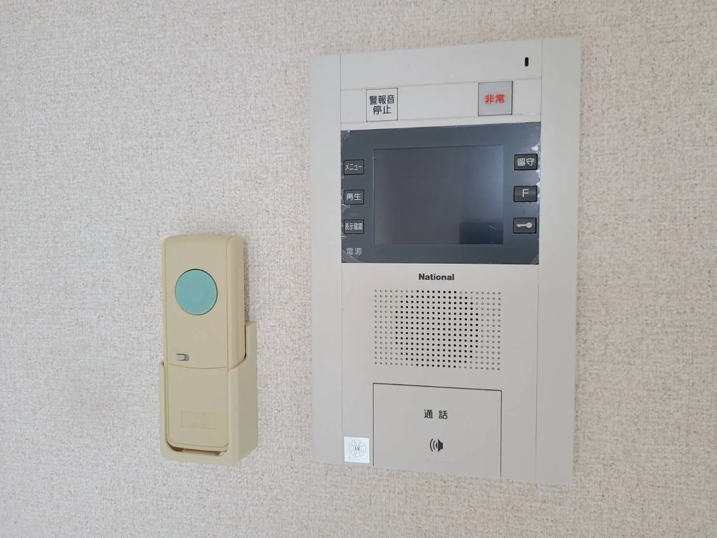 屋内インターホンとドアホンのユニット、壁に取り付けられたNationalブランドの通信機器