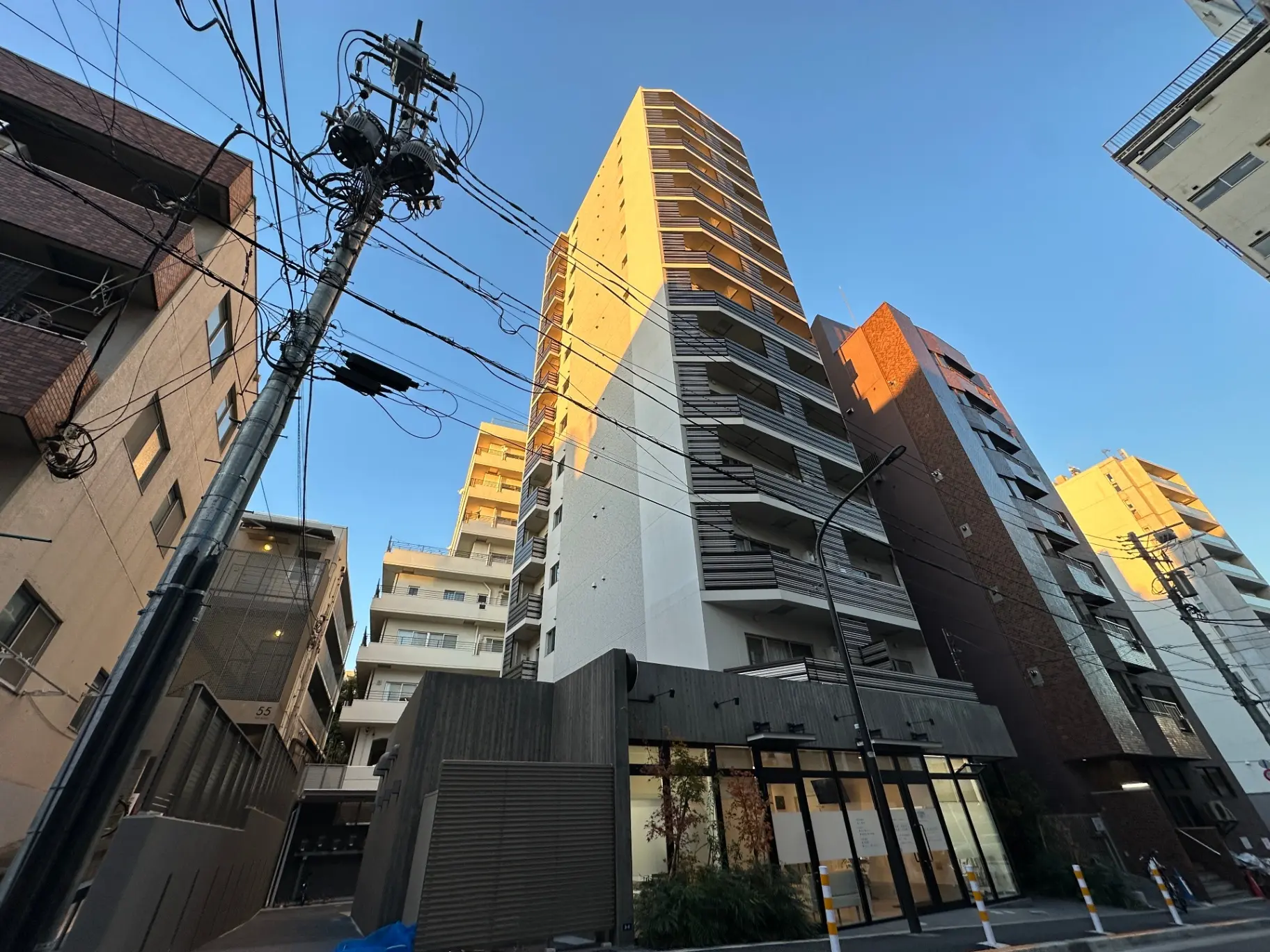夕日に照らされたモダンなデザインの高層マンション外観