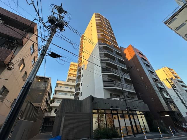 夕日に照らされたモダンなデザインの高層マンション外観