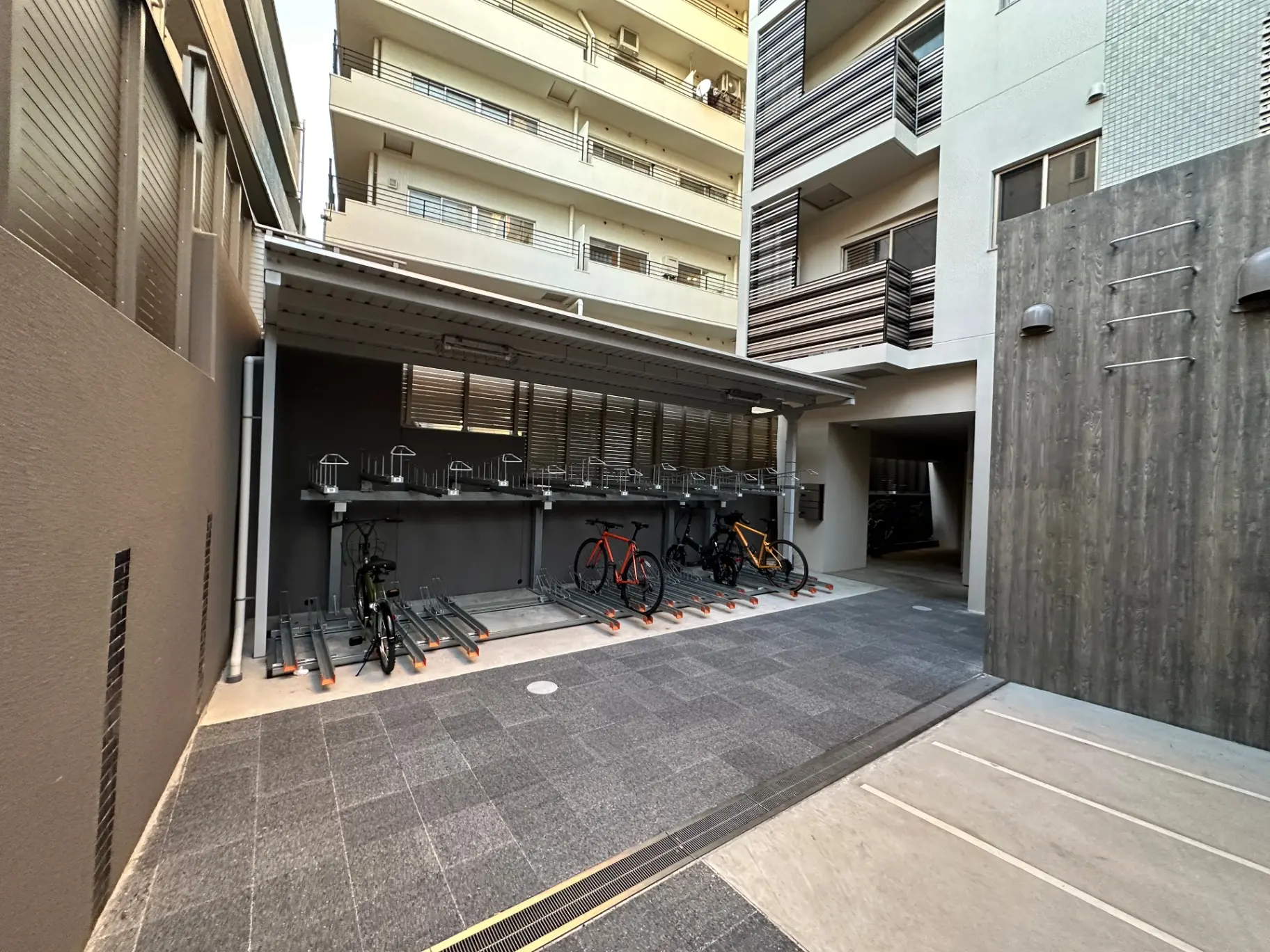 整備された自転車駐輪スペースを有するマンションの外観