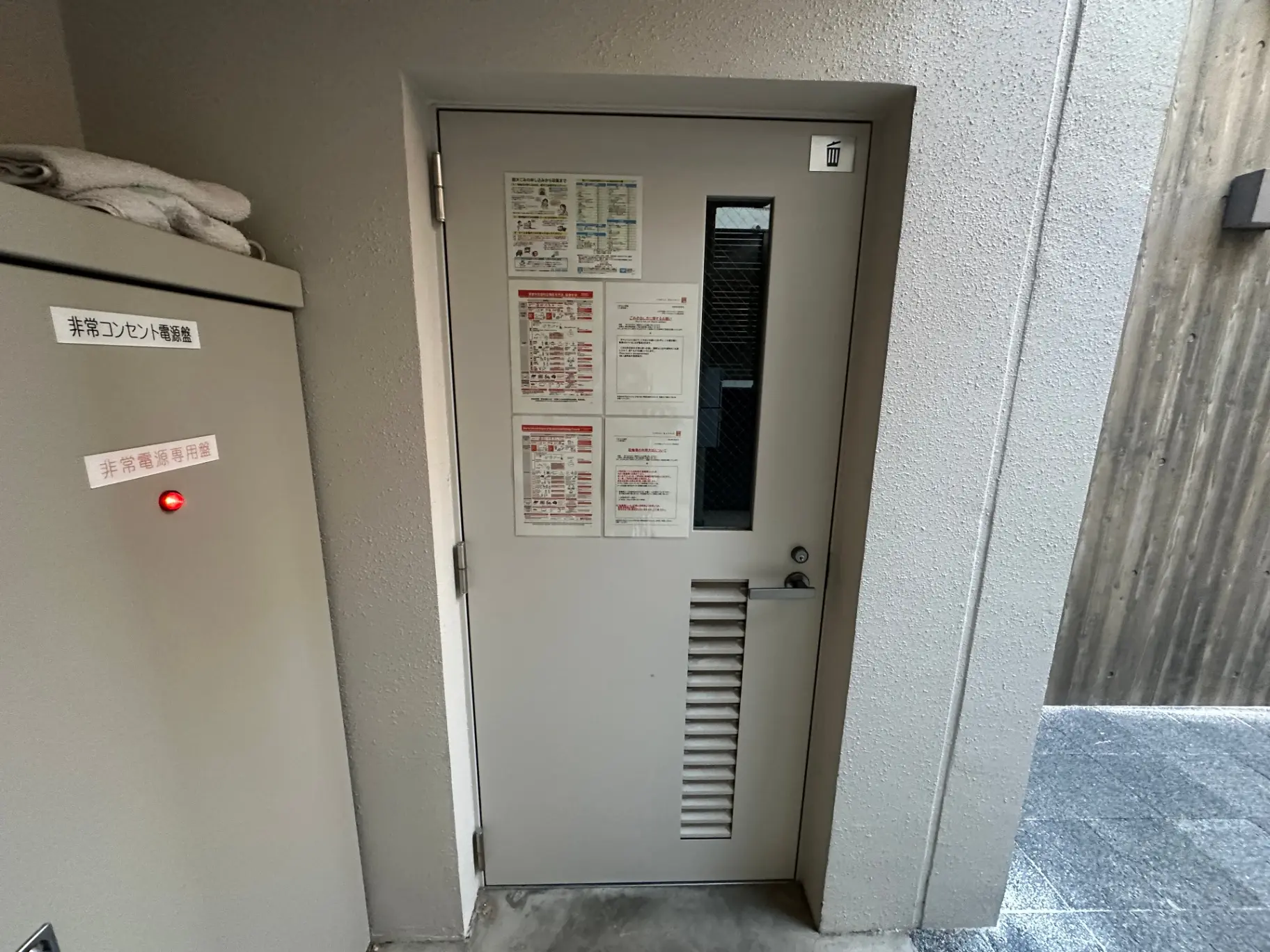 室内へのアクセスがセキュアな防火扉