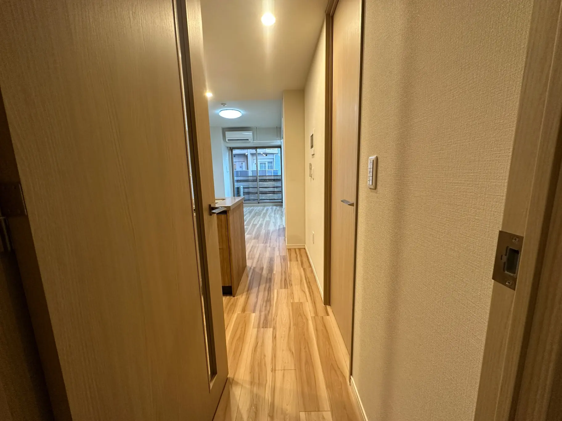 木目調のフローリングが温かみのある廊下