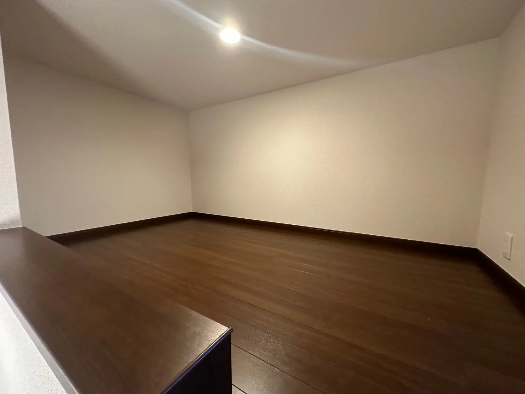 シンプルで広々とした無垢フローリングの部屋