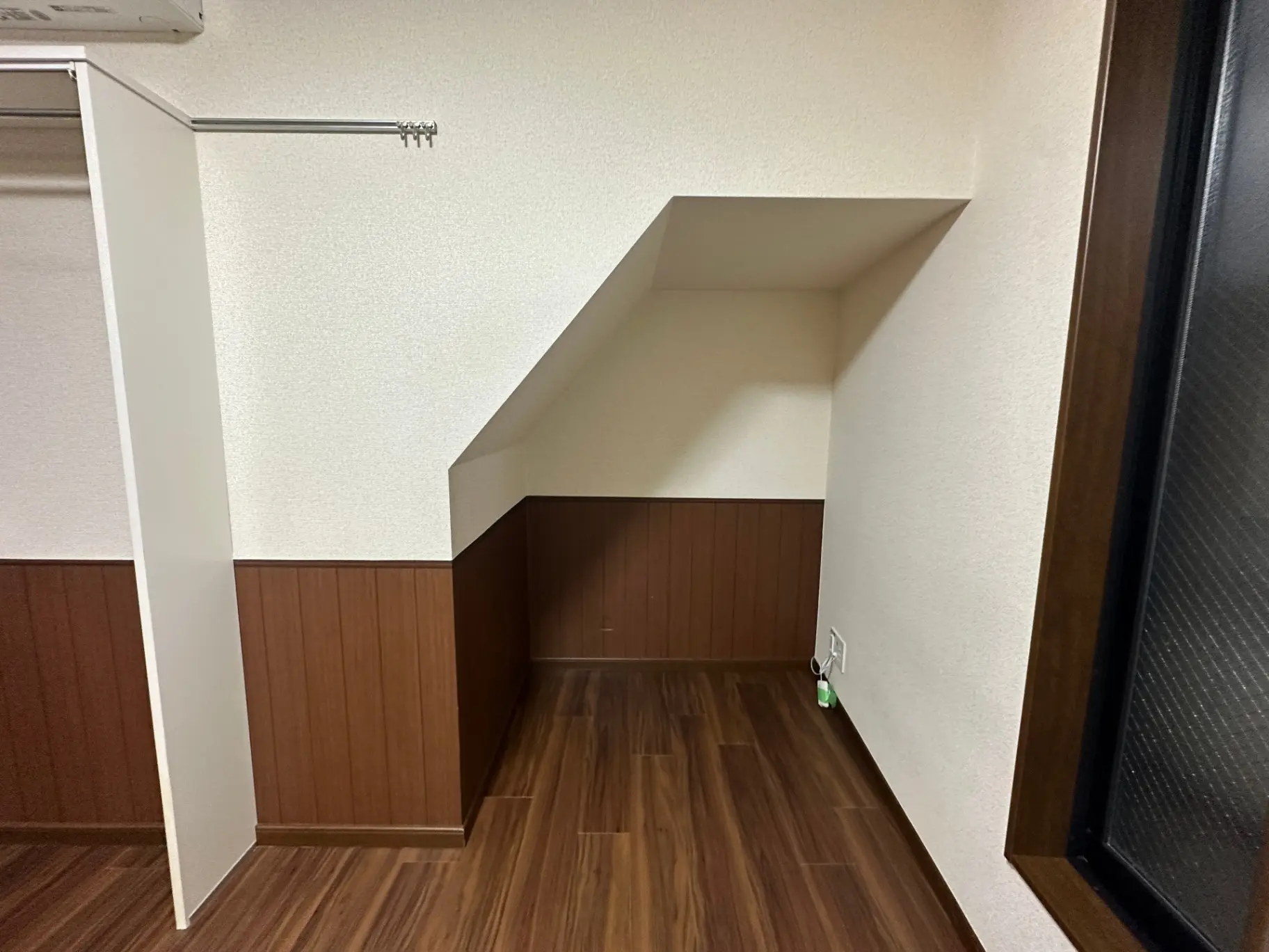 段差のあるデザインが特徴的な室内空間