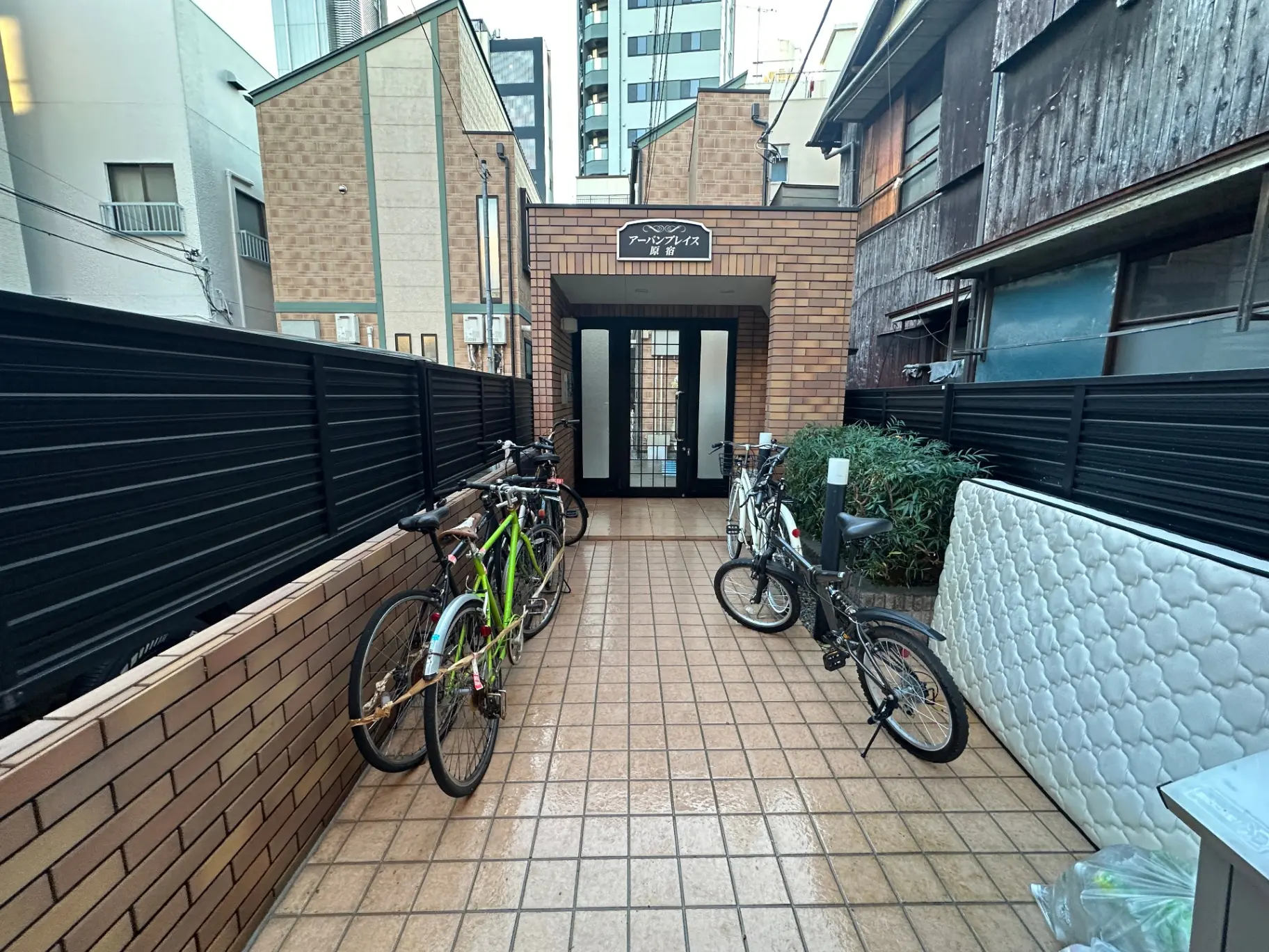 清潔感のあるタイル張りの自転車駐輪スペース