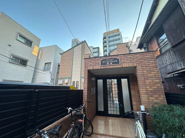 閑静な住宅街にあるアパートのエントランス