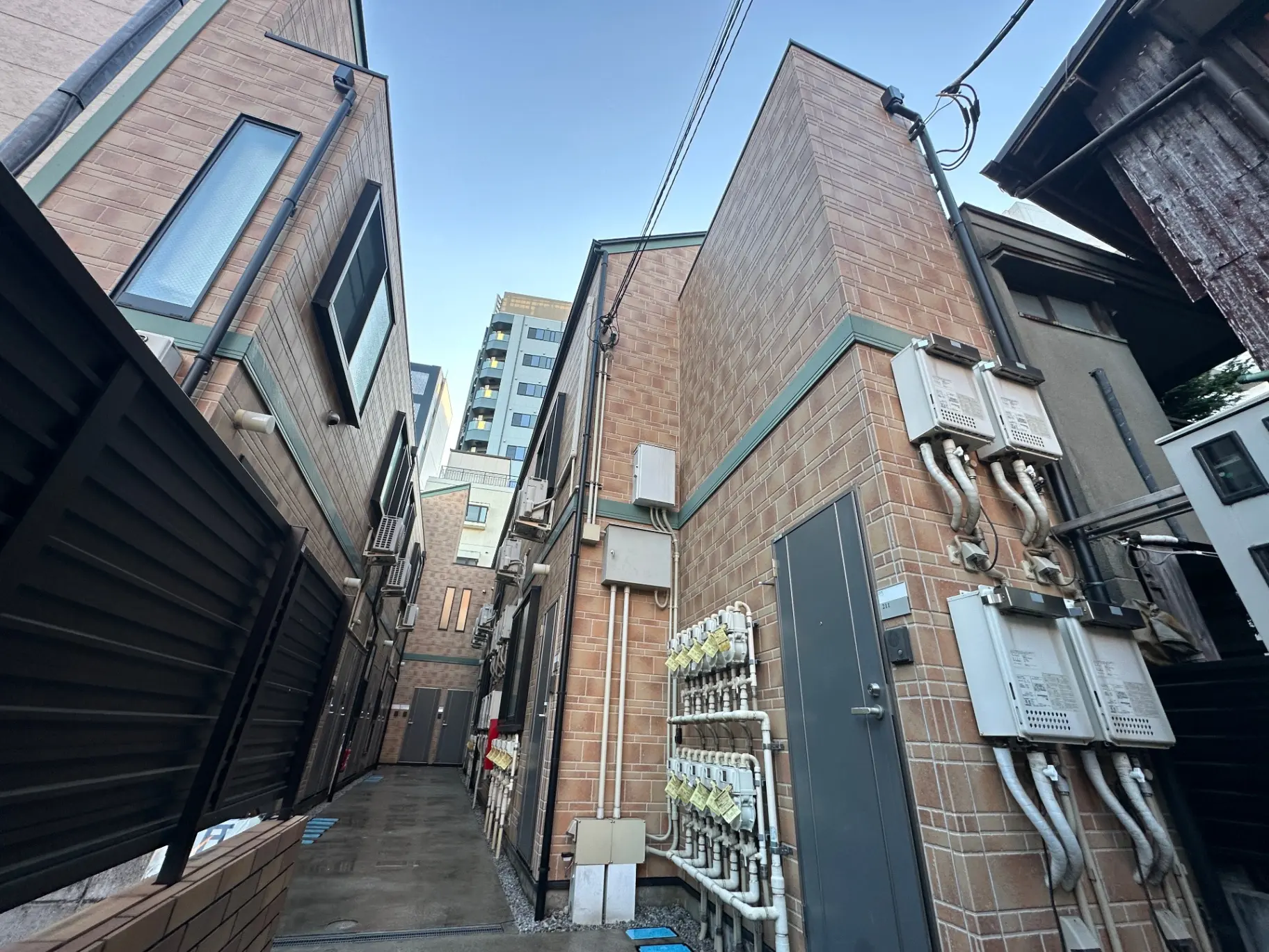 狭い路地に面した現代的なタイル張りの建物