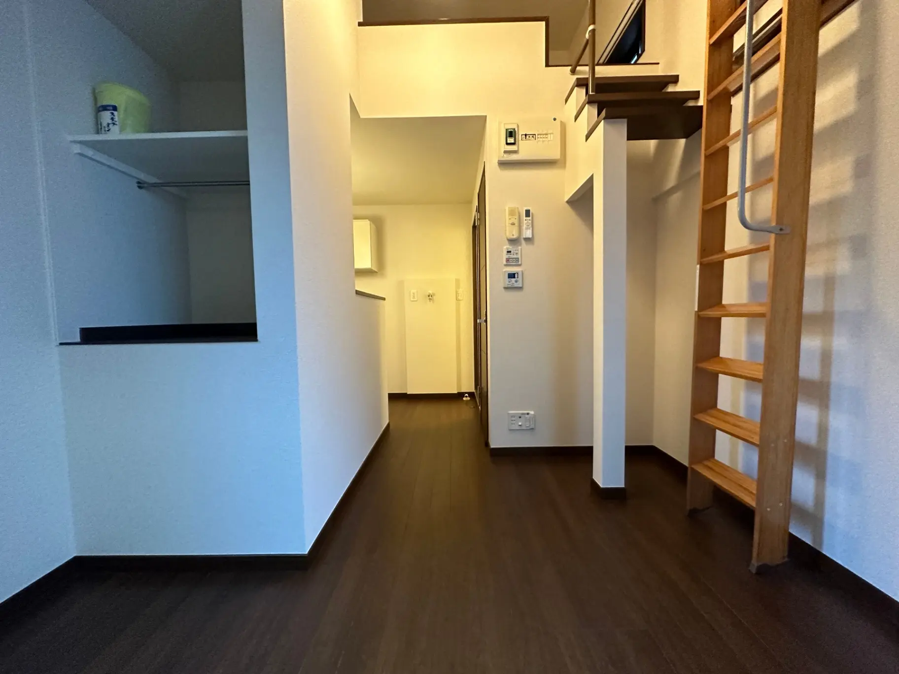 木製の階段と棚が特徴的なモダンな室内空間