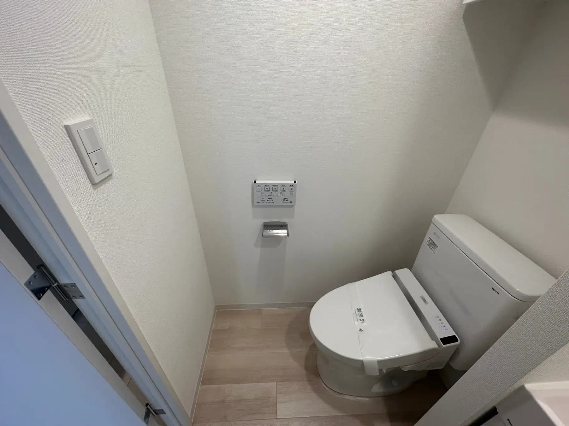 狭めのトイレ空間、ウォシュレット付きの便器