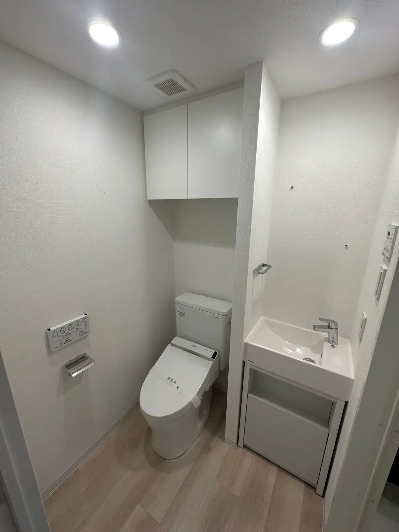清潔感のあるコンパクトな洗面所とトイレ一体型の空間