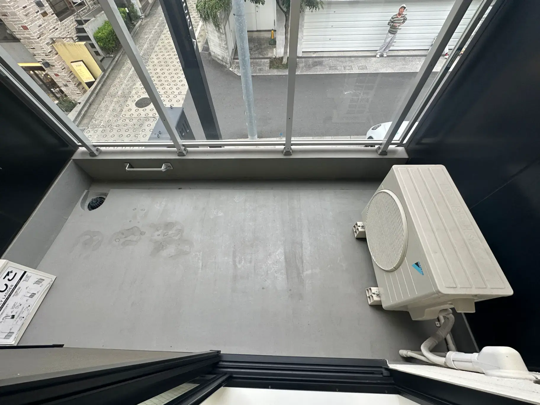 都会の風景を望む広々としたバルコニー