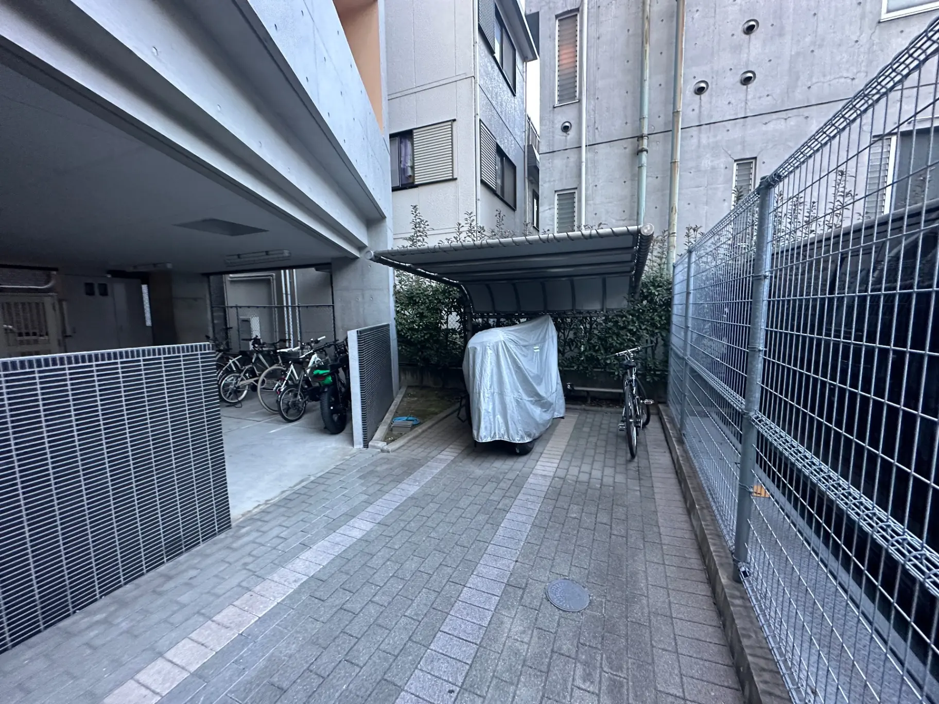 ビルの屋根付き駐輪場とガレージスペース