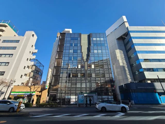 画像：晴れた日の都会的なストリートビュー、現代的な建物と青空