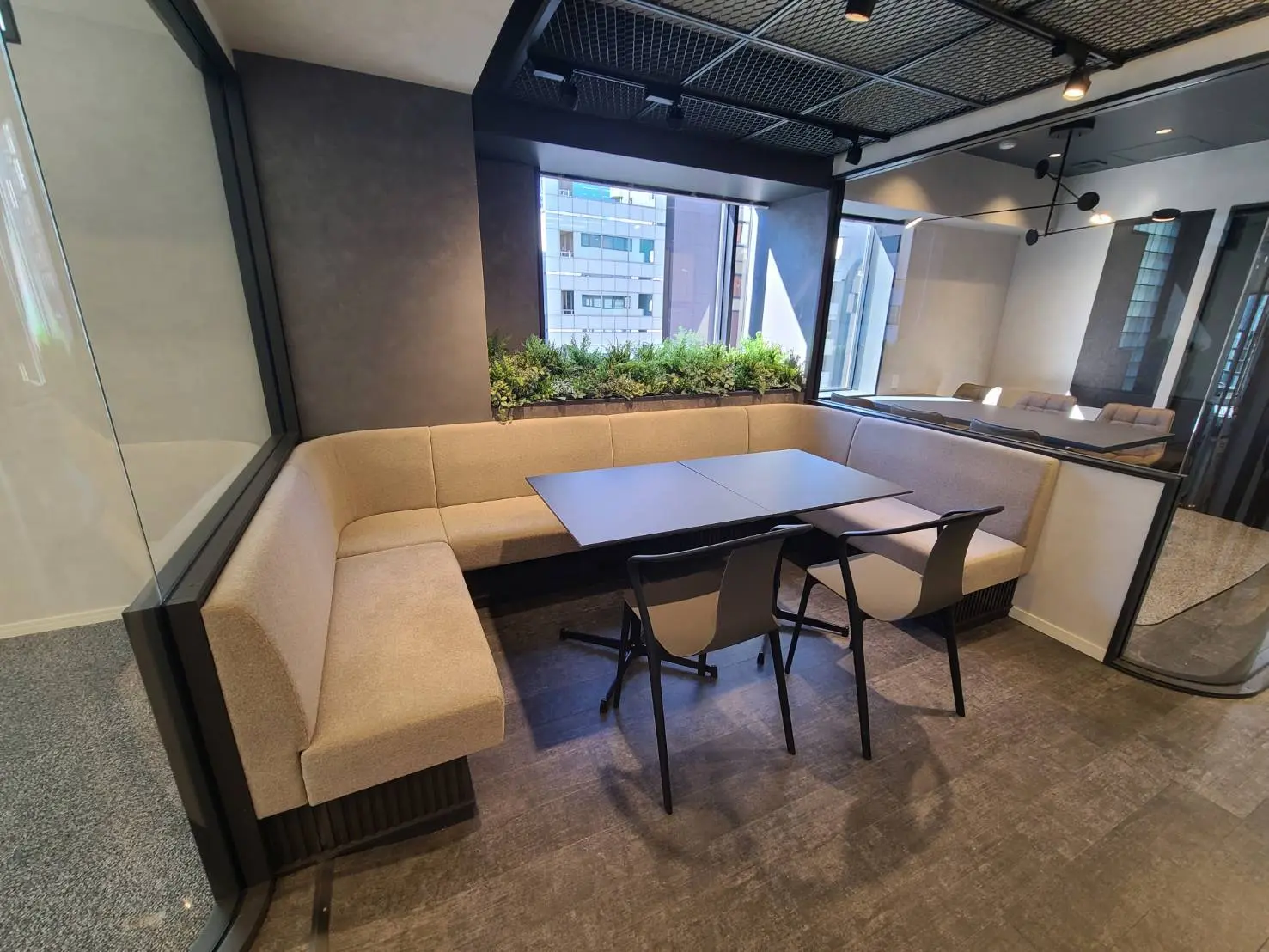 オフィスの待合室、モダンなソファとテーブル、落ち着いた色調のインテリアデザイン