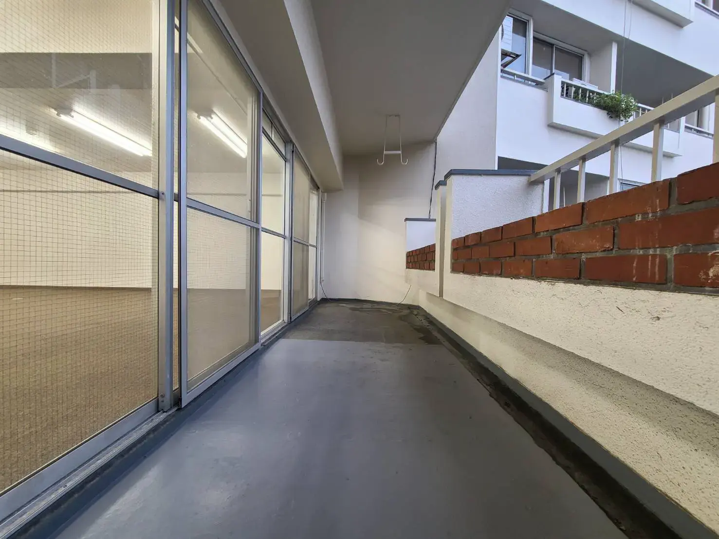 ガラス張りの清潔感があるバルコニー