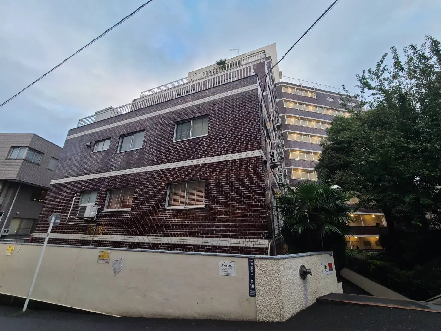 レンガ調の外壁が特徴的なアパートの外観