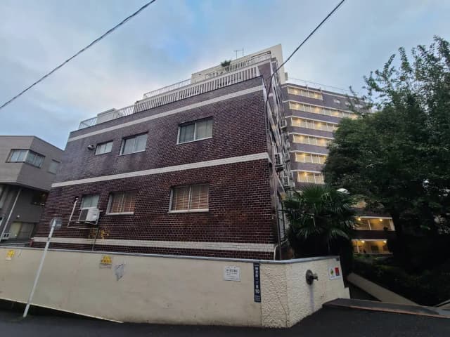 レンガ調の外壁が特徴的なアパートの外観