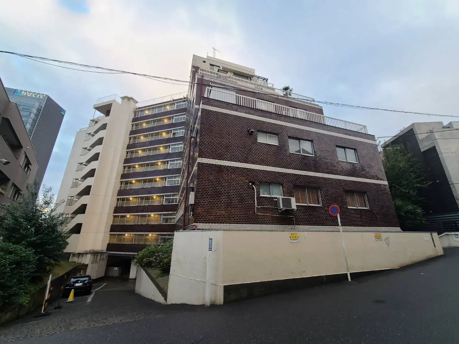 レンガ造りの外観が特徴的なアパートビル