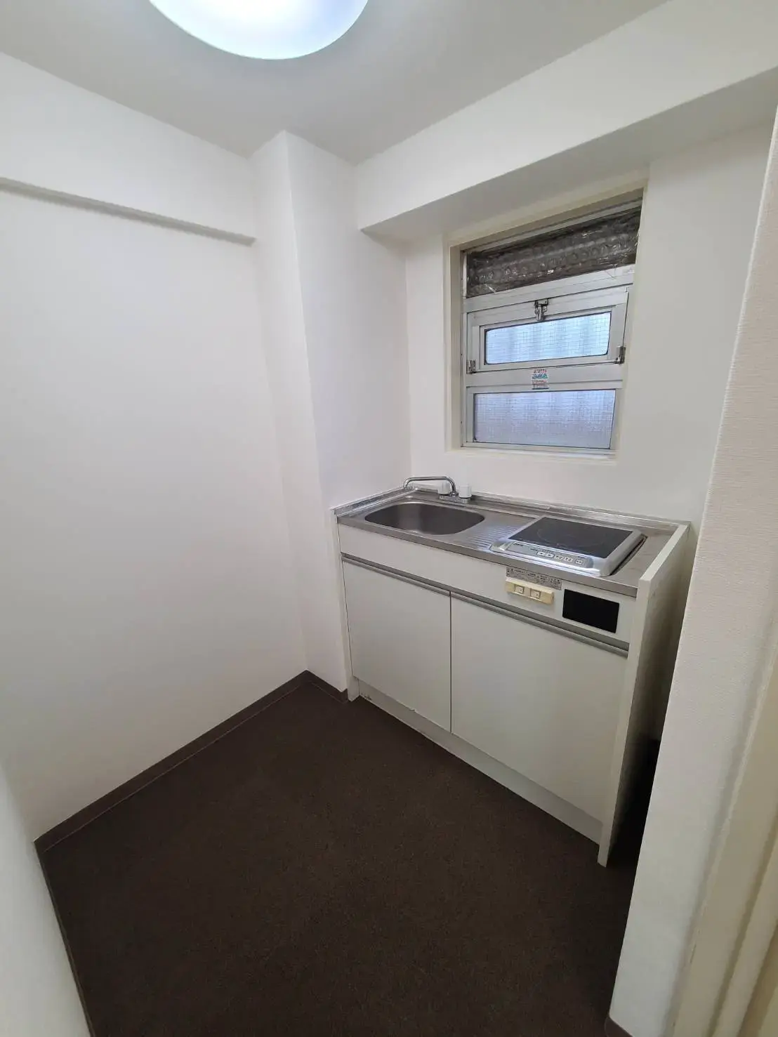 コンパクトな一口コンロ付きキッチン、窓付きで明るい空間