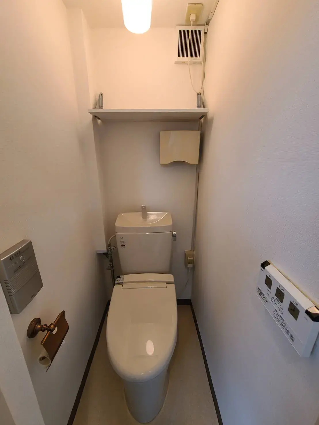 コンパクトな洋式トイレットルーム、壁掛け棚付き