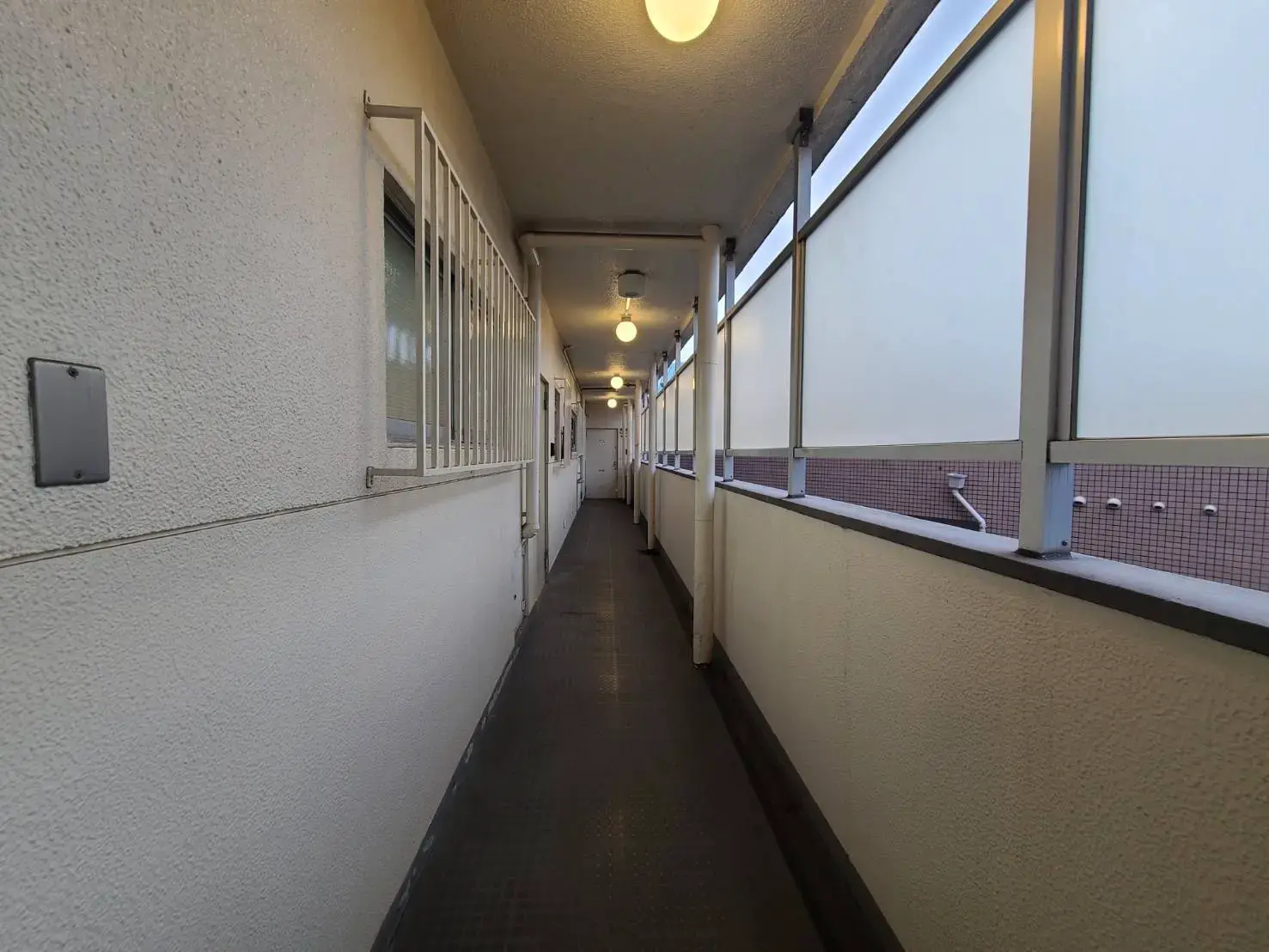 屋外の通路があるマンションの共用スペース