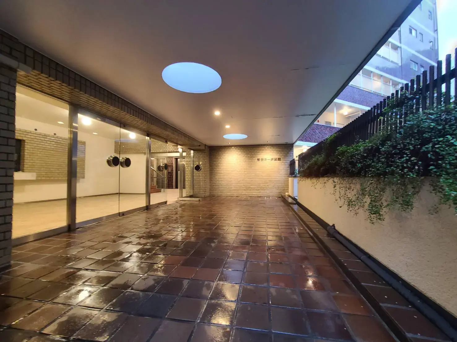 屋根付きのエントランスアプローチが特徴的な物件