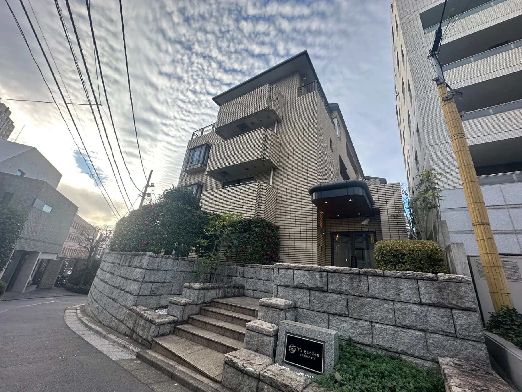都市風景の中にある現代的な建築スタイルのビル、石造りの階段と美しい空模様