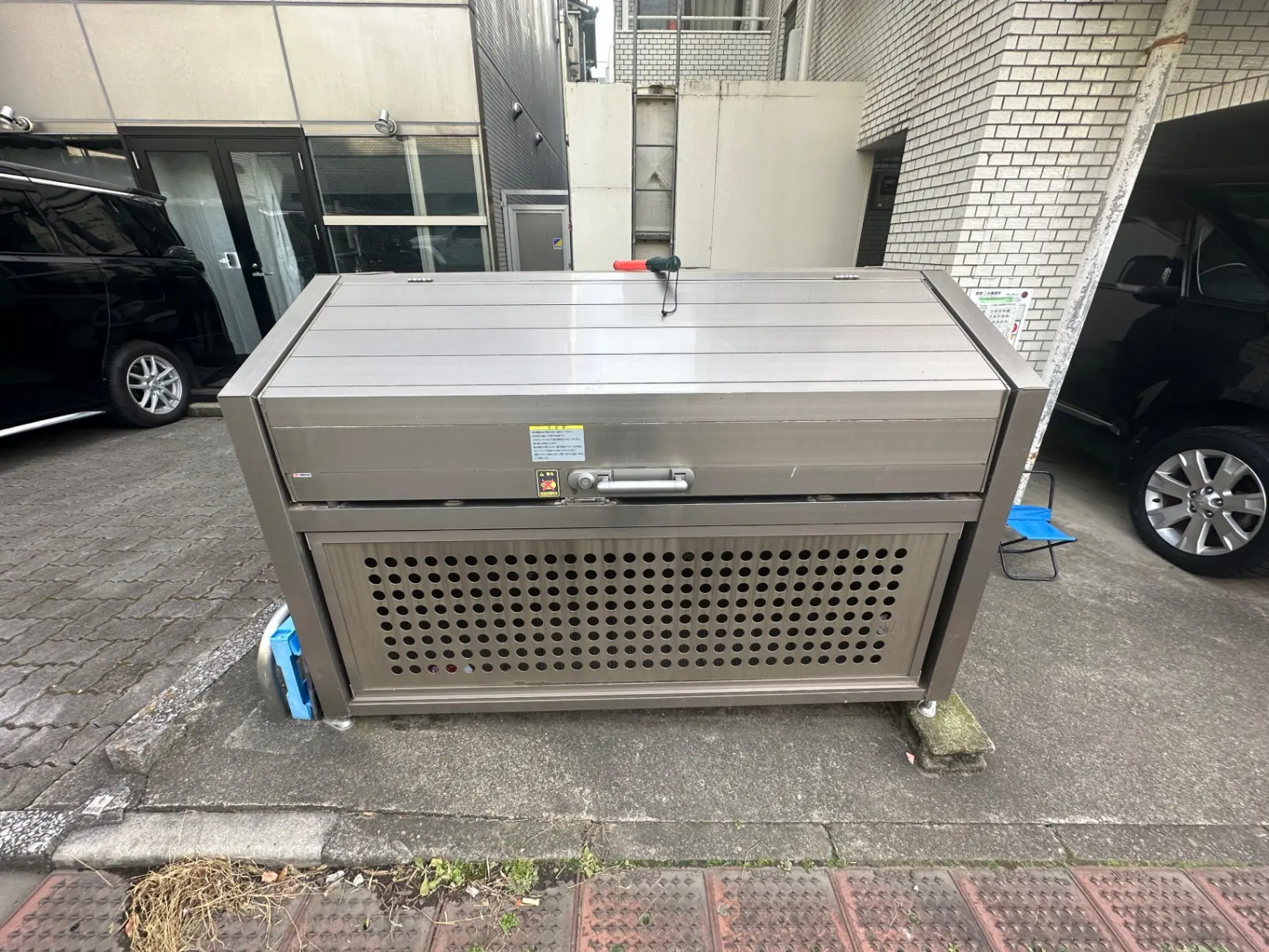 屋外に設置されたゴミ収集箱、都市環境での廃棄物管理設備