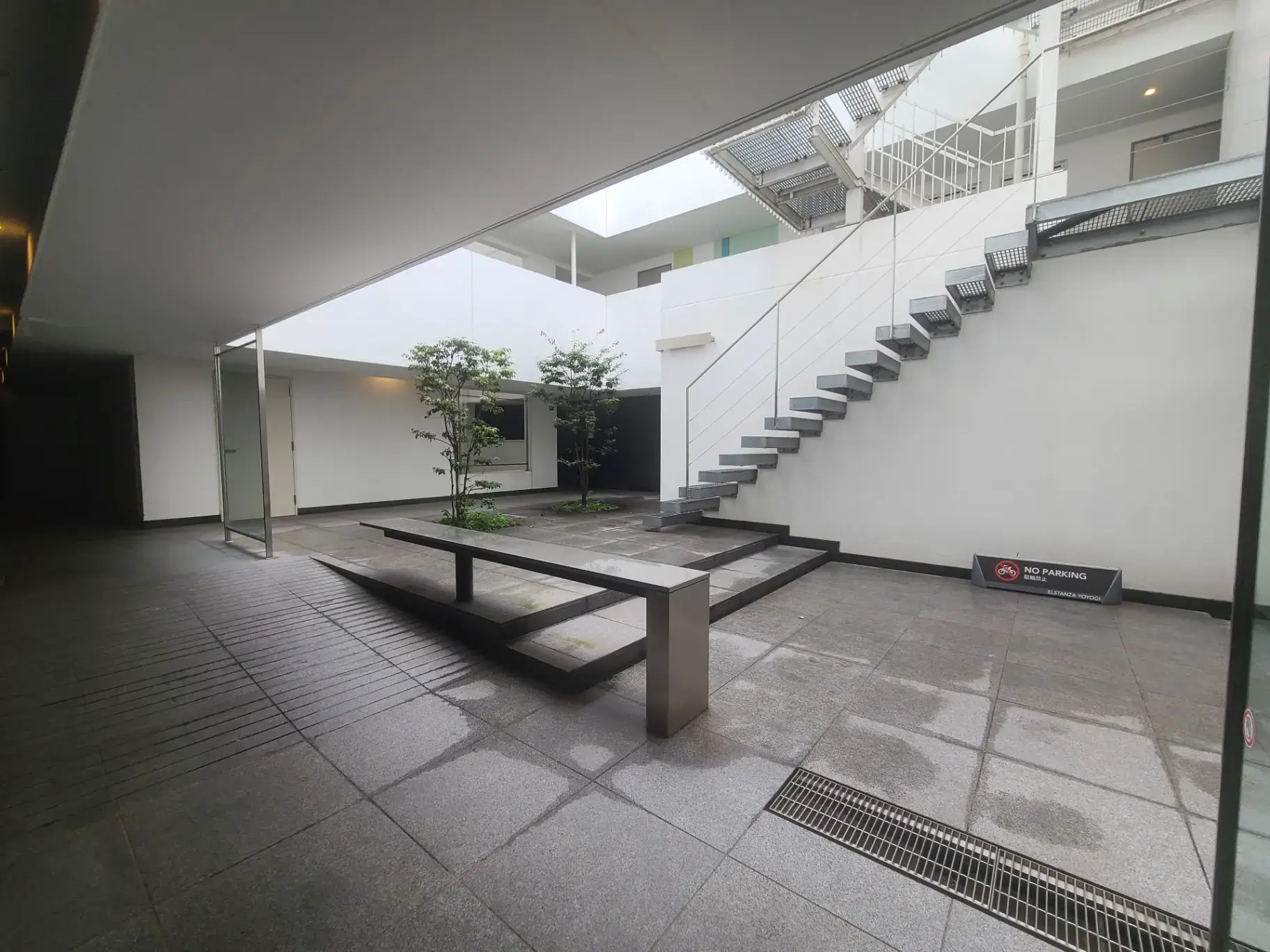 開放的なエントランスエリアと外階段が特徴的な建物