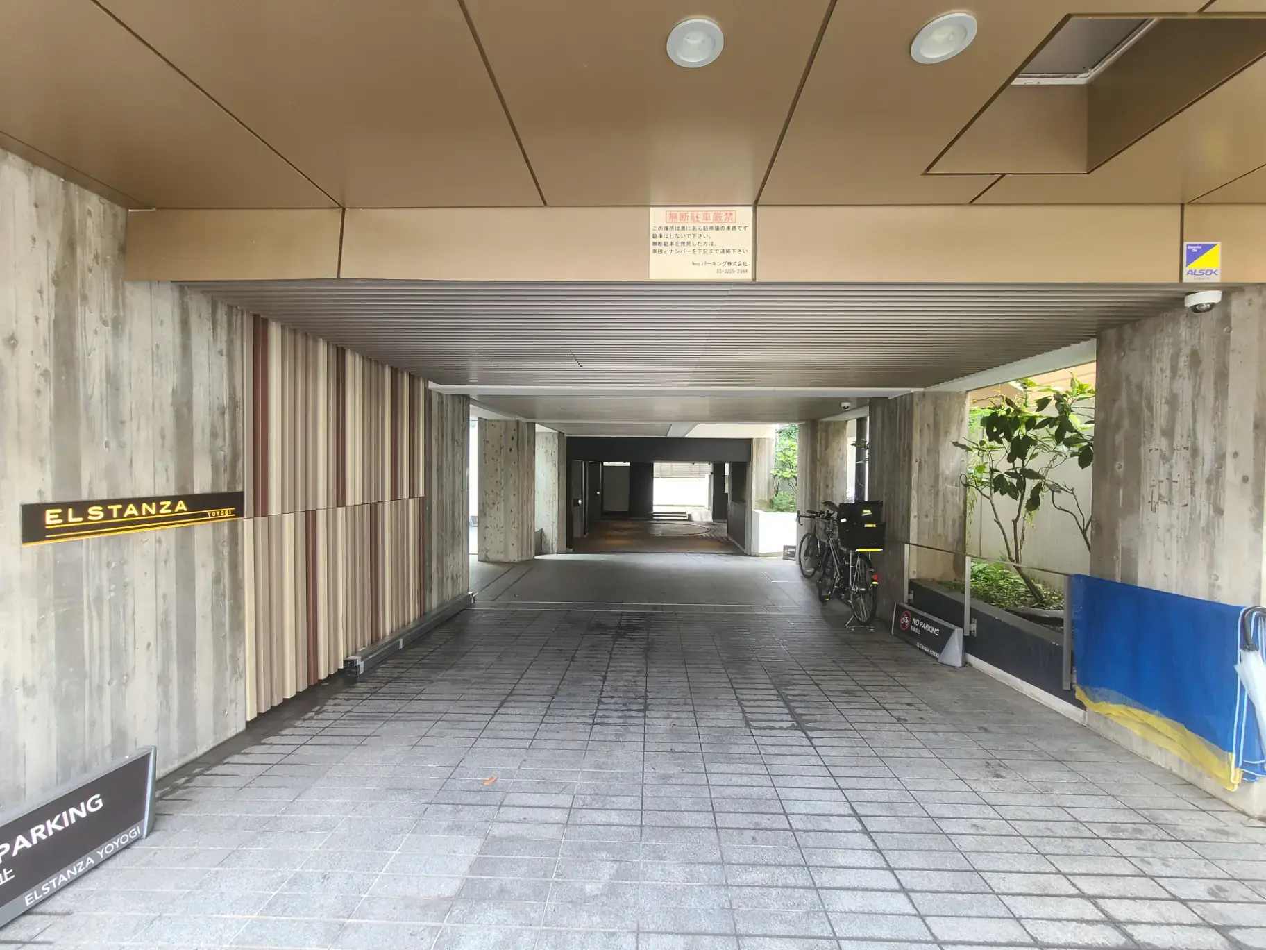 広々として明るいエントランスの通路