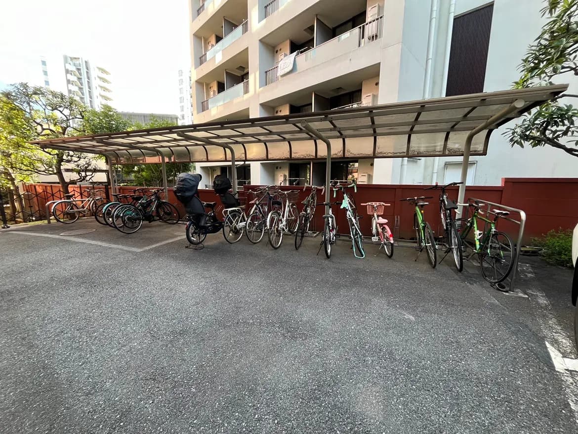 - 自転車専用駐輪場に並ぶ多種多様な自転車、屋根付きで日差しを遮る設計のある都市の景観