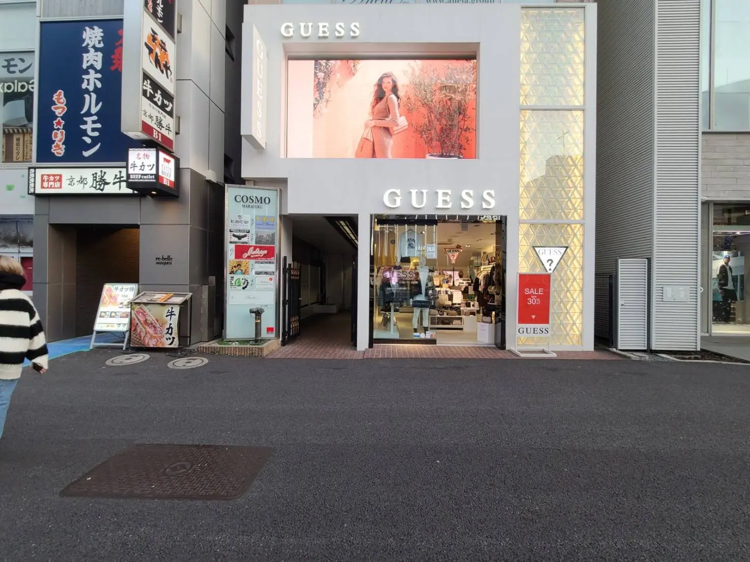 ファッションブランドの店舗外観、セールの看板、街中に位置するショッピングエリア