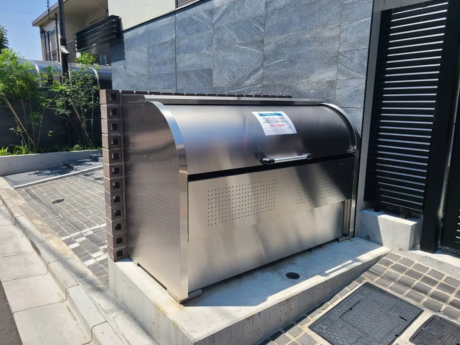 モダンなデザインの屋外設置型ゴミ収集ボックス