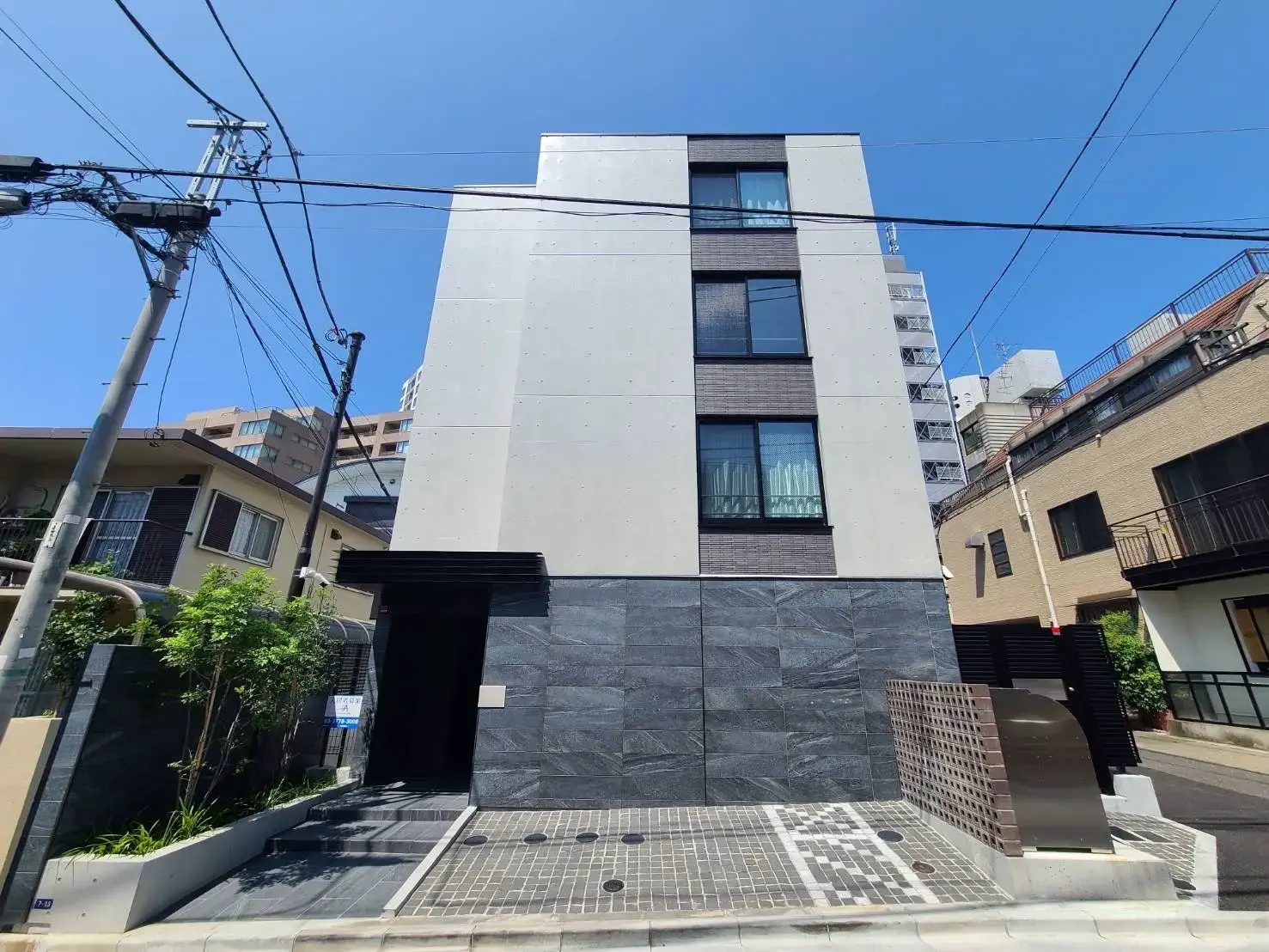 現代的なデザインの都市型アパートメント外観