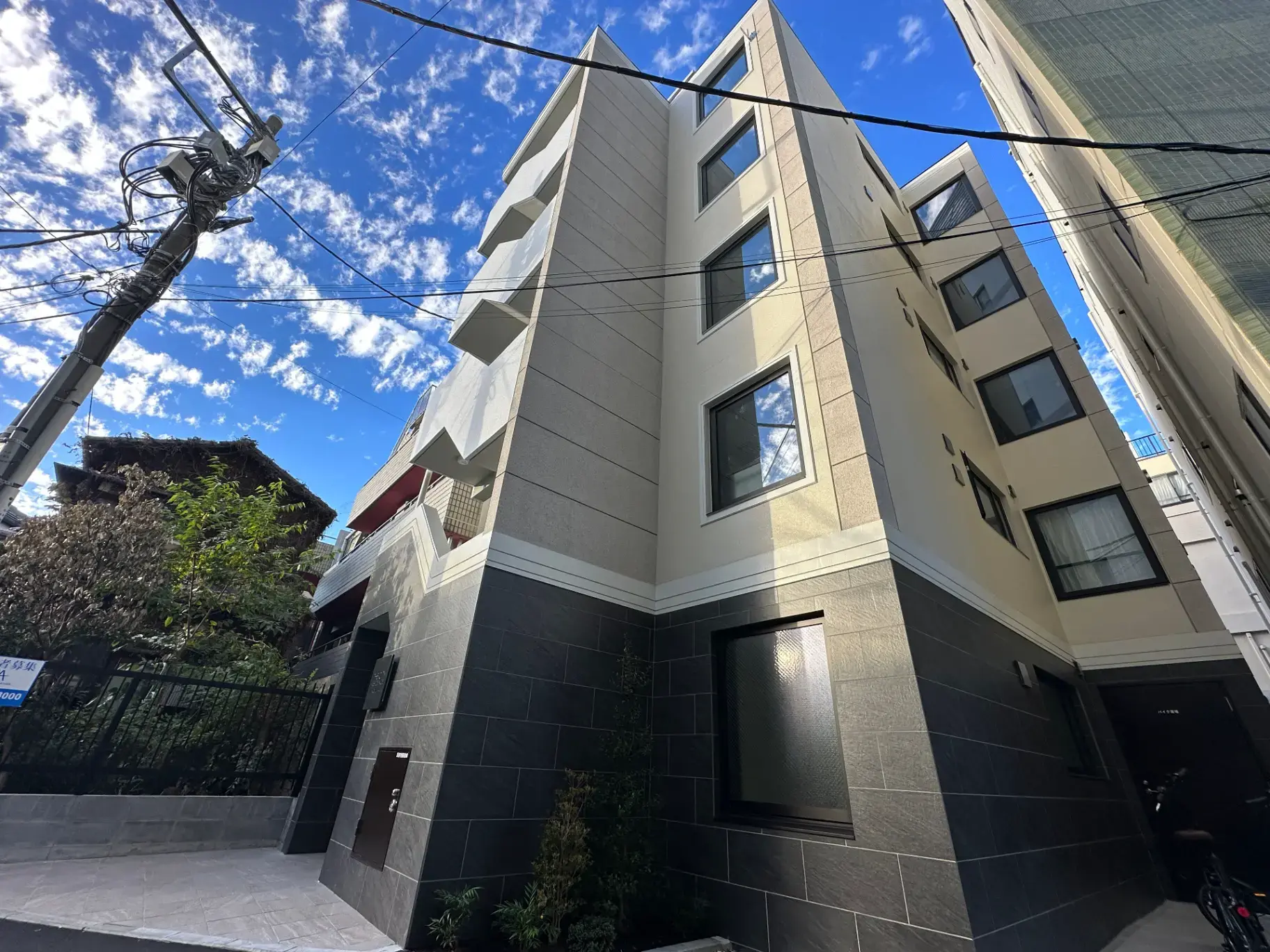 都市の中のモダンな外観を持つ多階建ての物件