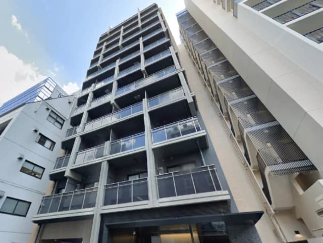 - モダンな高層マンションの外観、バルコニー付きの階層構造、青空を背景にした立体的なデザイン