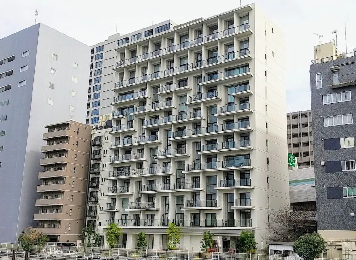 現代的なマンション外観、バルコニー付きの複数階建て建物、都市の住宅地域