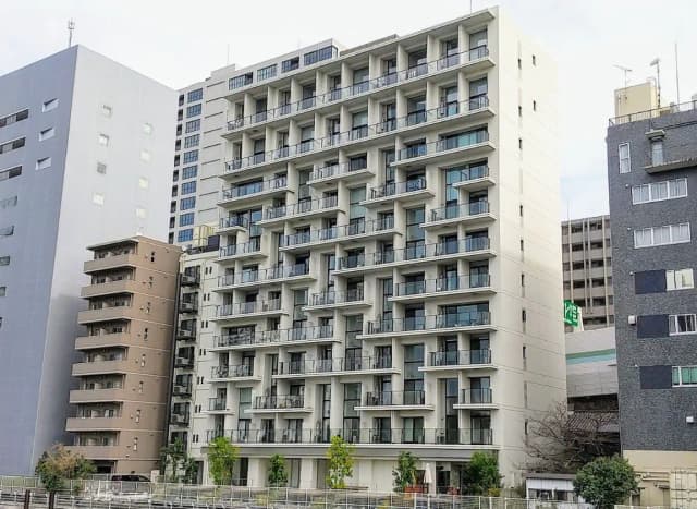現代的なマンション外観、バルコニー付きの複数階建て建物、都市の住宅地域